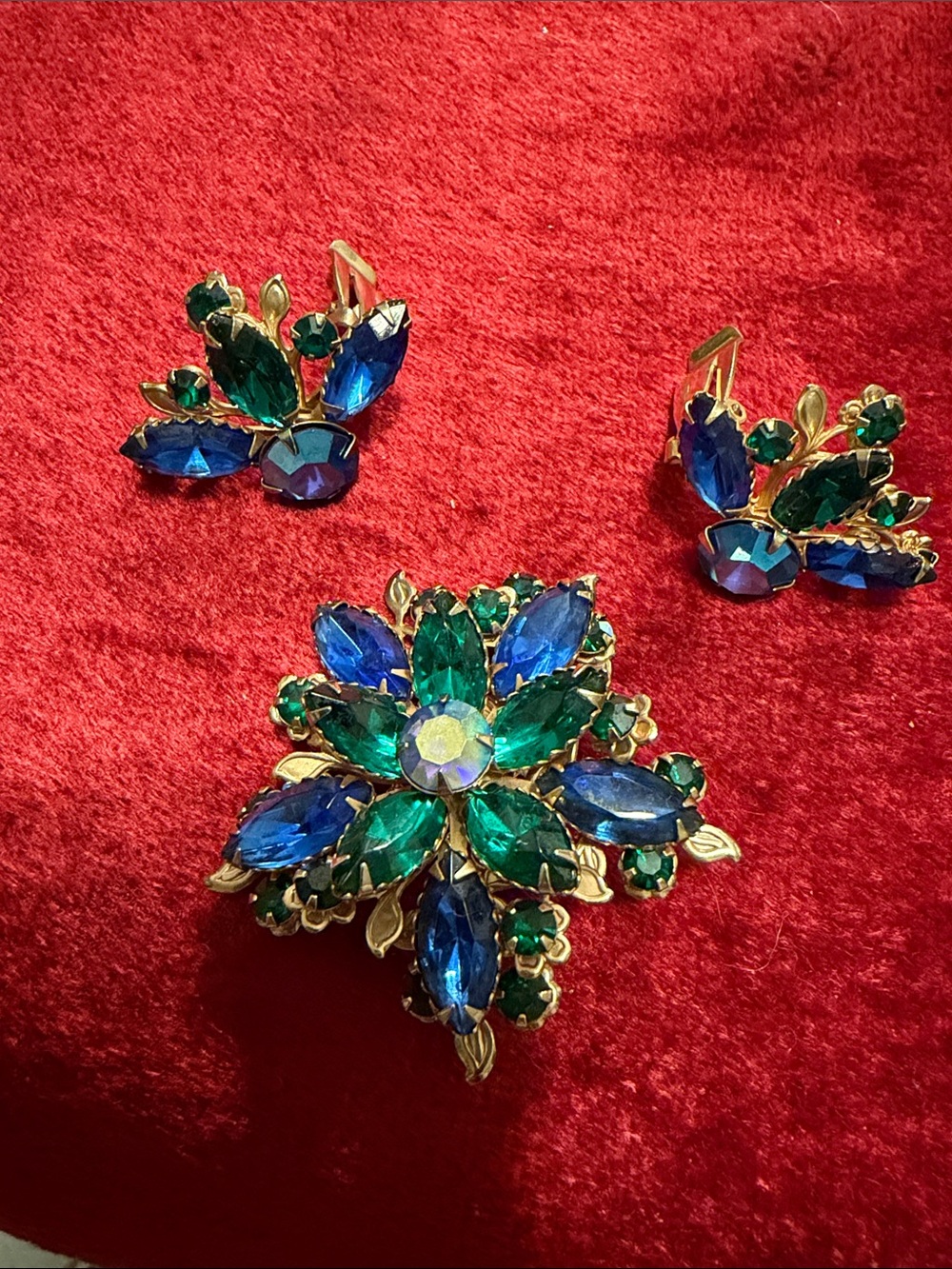 Vintage high end Gold-Tone Blue & Green glass tested Brooch and Earring Set